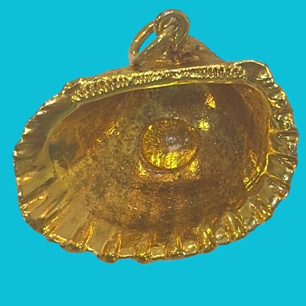 Gold Tone Shell Pendant‎ - Picture 2 of 3
